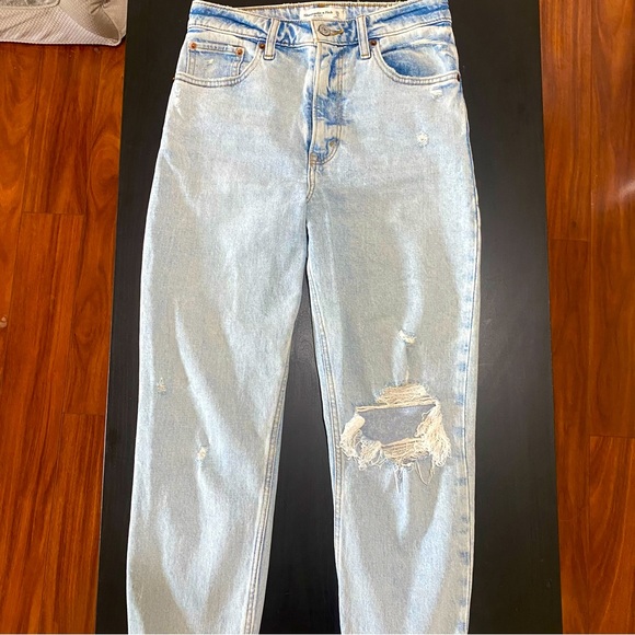 Abercrombie & Fitch
The Mom
High Rise - Picture 1 of 2